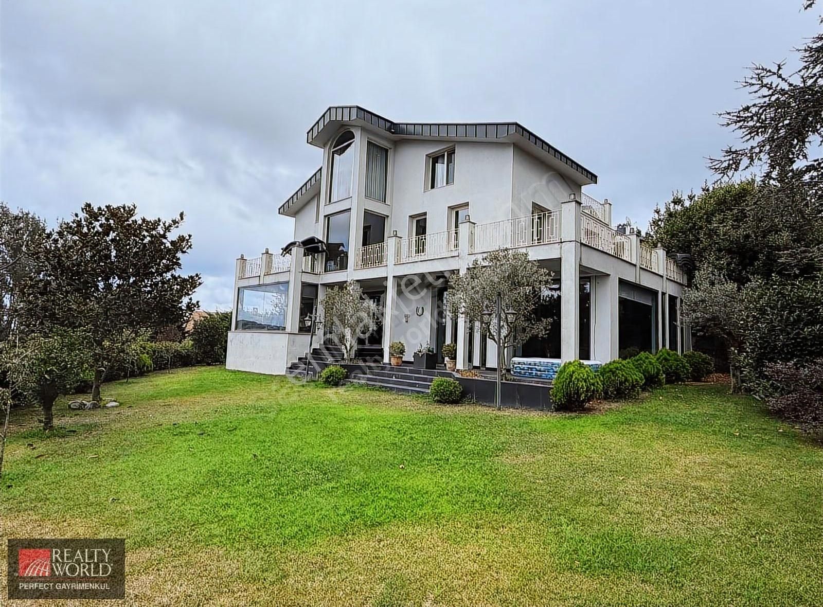 Zekeriyaköy'de Orman Manzaralı, 6+1, 450m² Satılık Villa