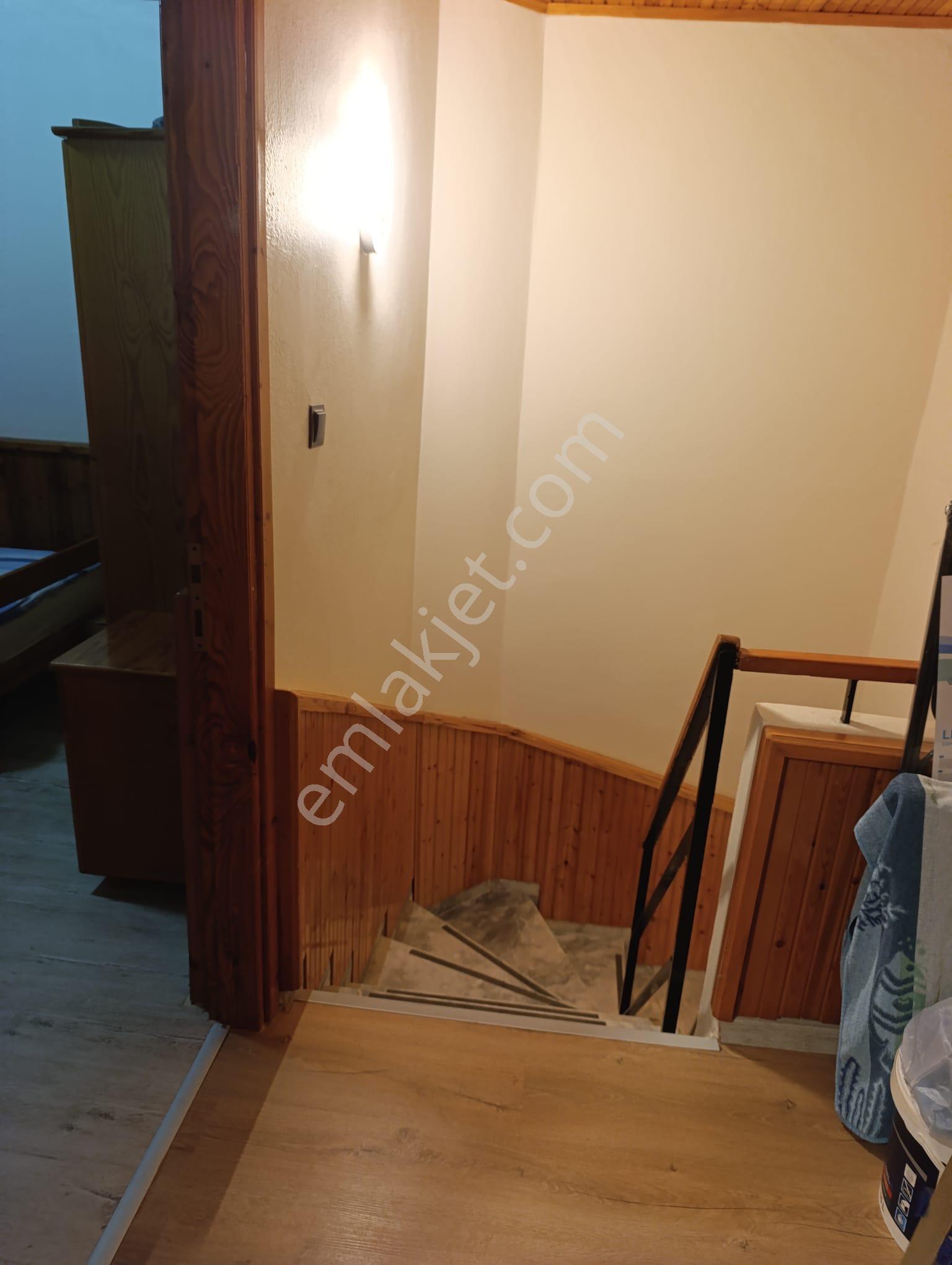 Foça Ataözgür Sitesinde (havuzlu ) Eşyalı Kiralık 3+1 Tripleks Villa - Görsel 9