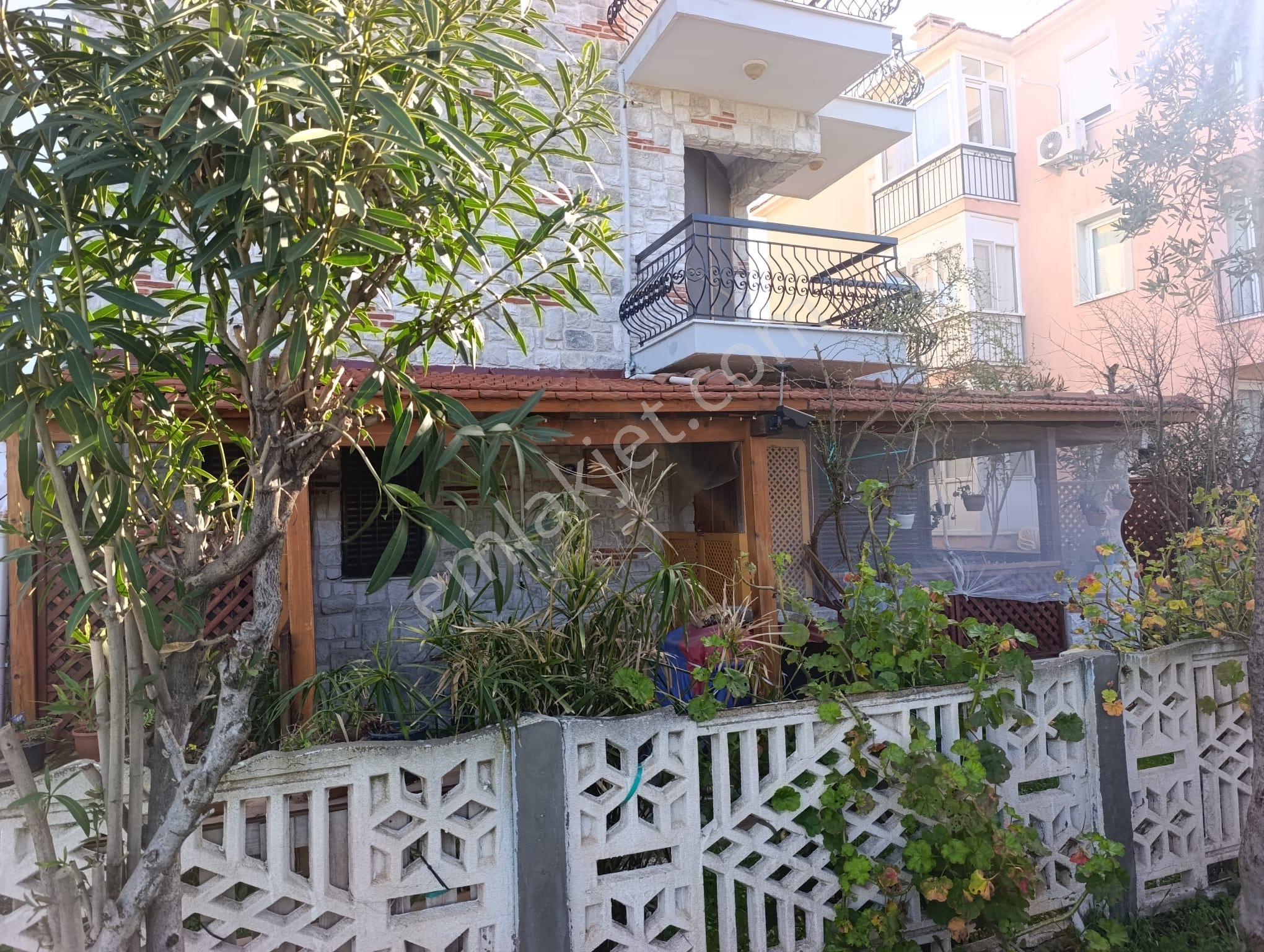 Foça Ataözgür Sitesinde (havuzlu ) Eşyalı Kiralık 3+1 Tripleks Villa - Görsel 17