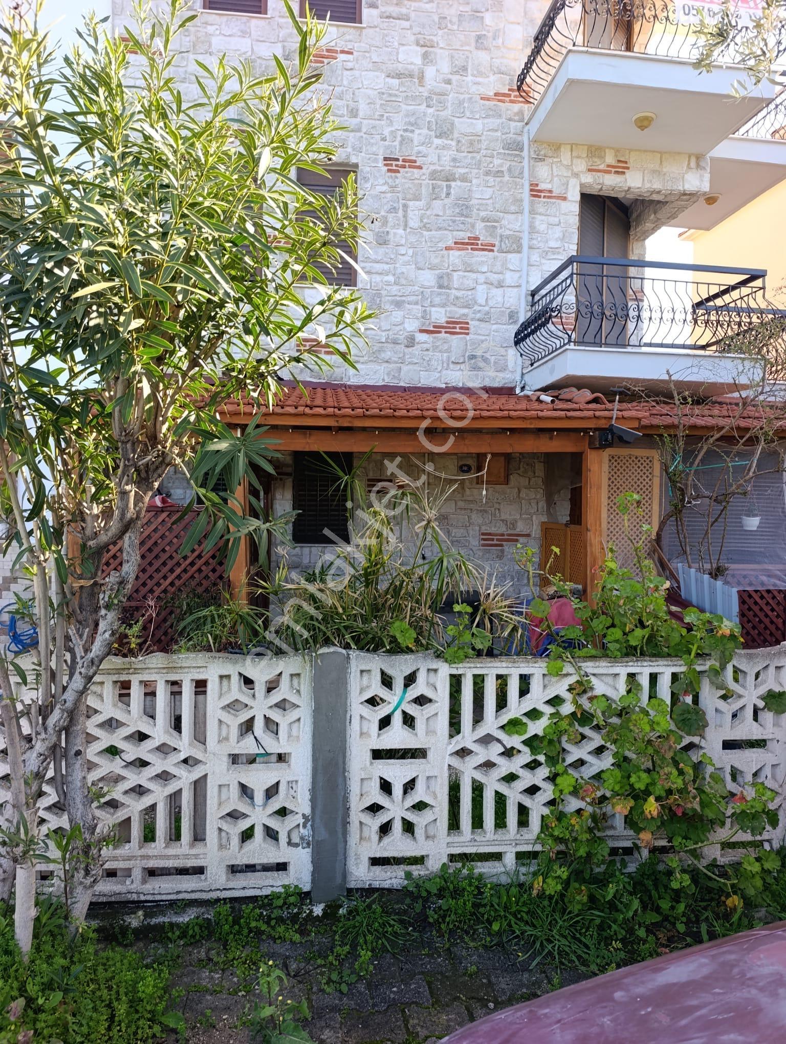 Foça Ataözgür Sitesinde (havuzlu ) Eşyalı Kiralık 3+1 Tripleks Villa - Görsel 10