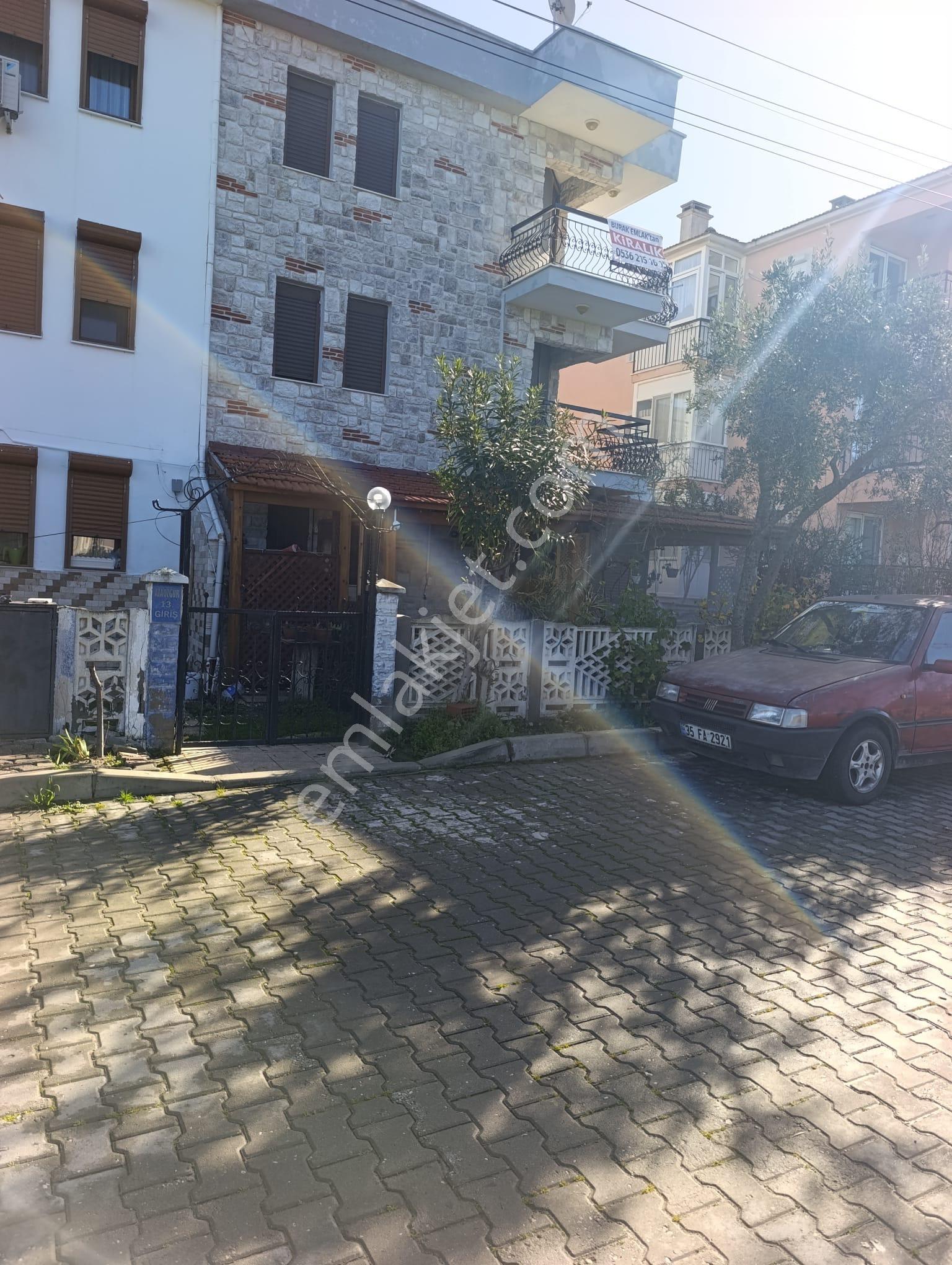 Foça Ataözgür Sitesinde (havuzlu ) Eşyalı Kiralık 3+1 Tripleks Villa - Görsel 27