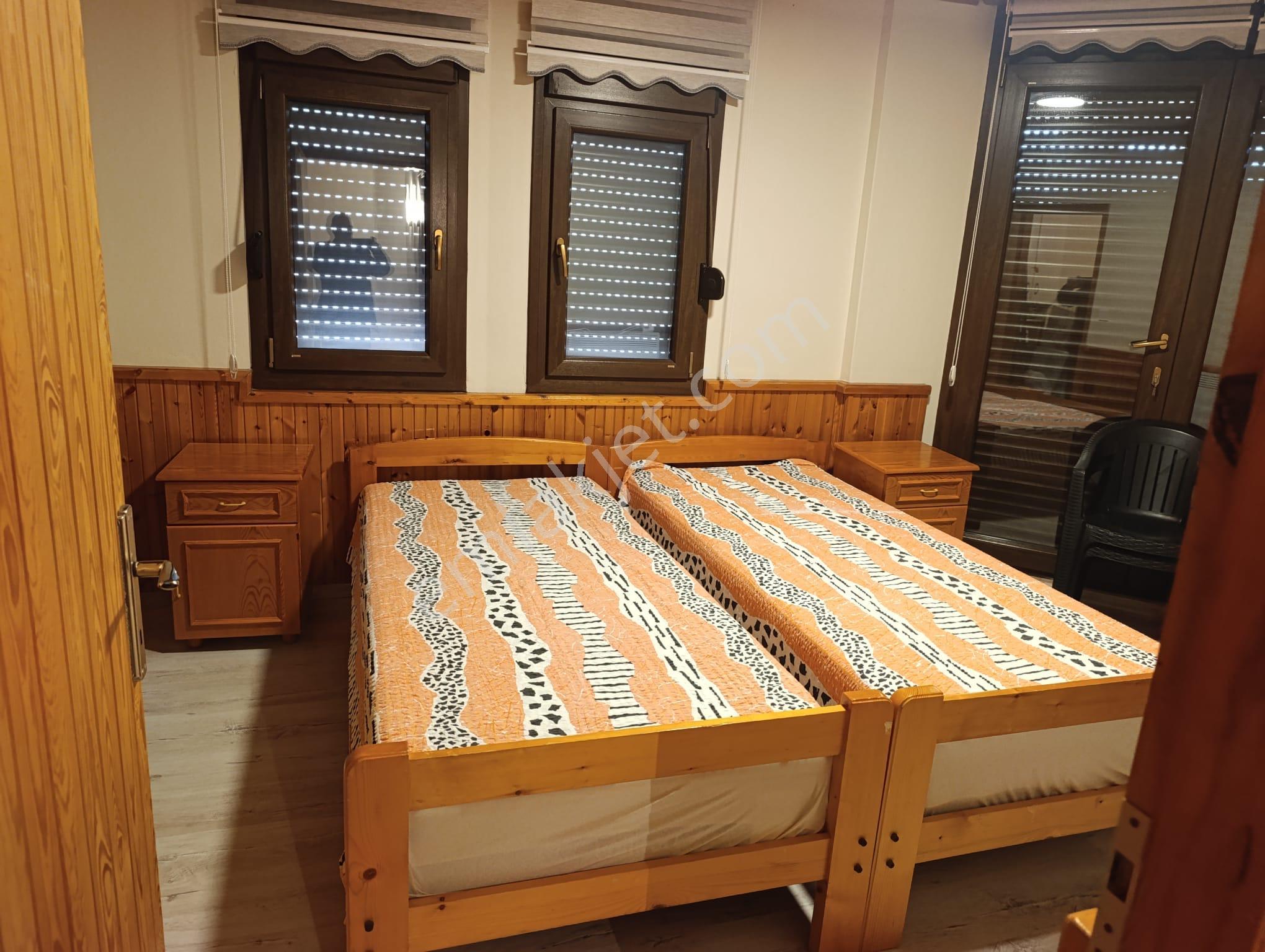 Foça Ataözgür Sitesinde (havuzlu ) Eşyalı Kiralık 3+1 Tripleks Villa - Görsel 32