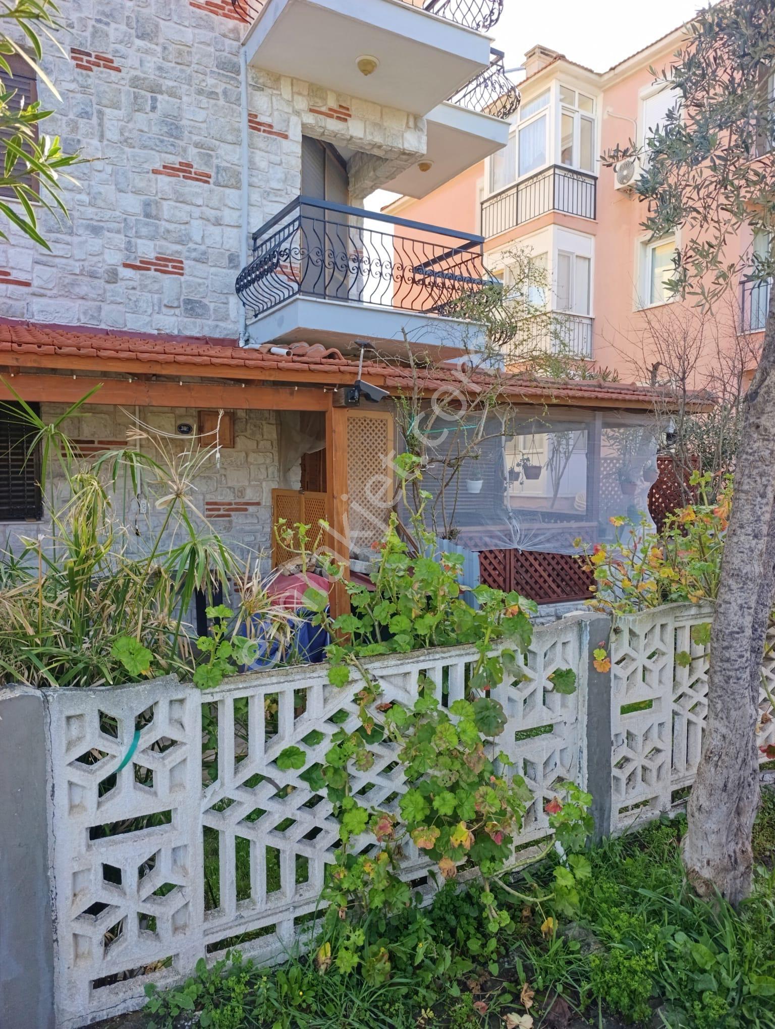 Foça Ataözgür Sitesinde (havuzlu ) Eşyalı Kiralık 3+1 Tripleks Villa - Görsel 33