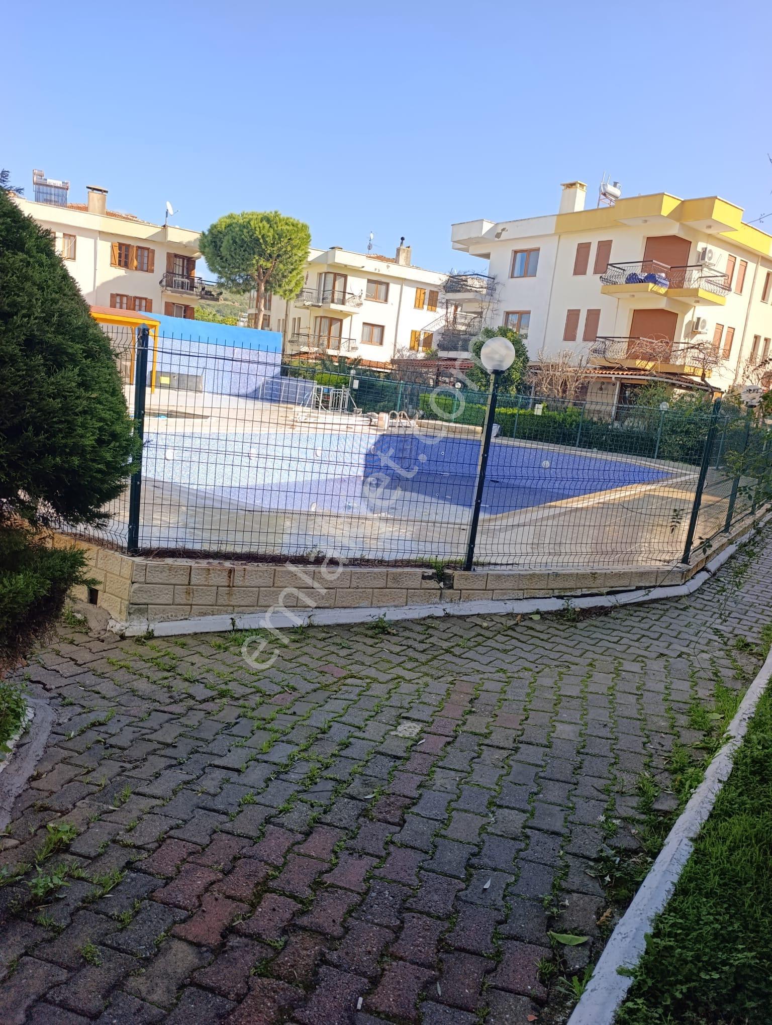 Foça Ataözgür Sitesinde (havuzlu ) Eşyalı Kiralık 3+1 Tripleks Villa - Görsel 12