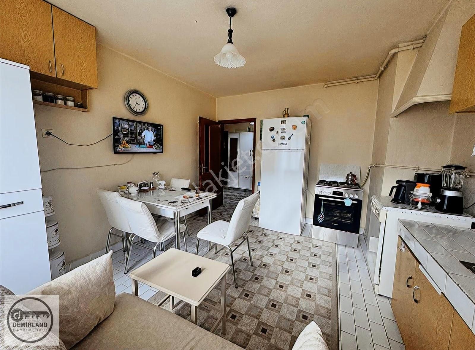 Demirland'dan Satılık Menderes Caddesi'nde 2+1 Arakat Daire - Görsel 3