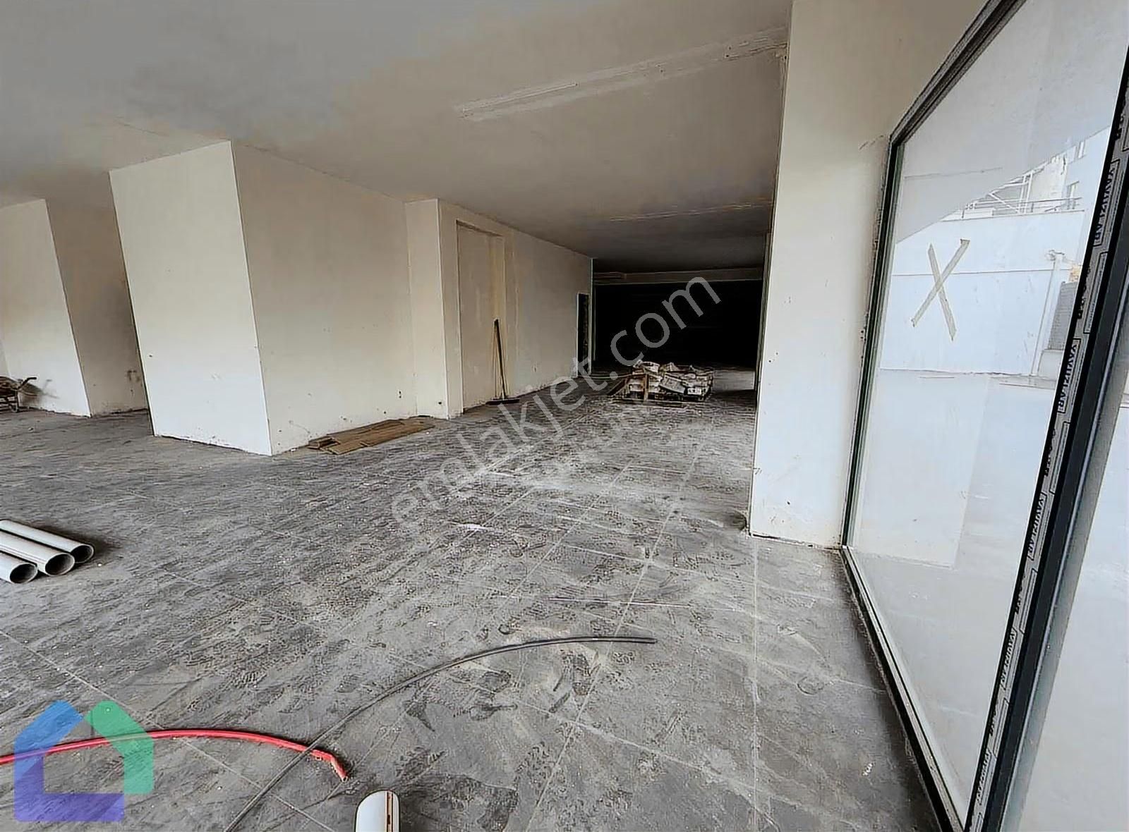 Camlıca Camii Hemen Yanında 470 M² Satılık Dükkan - Görsel 3