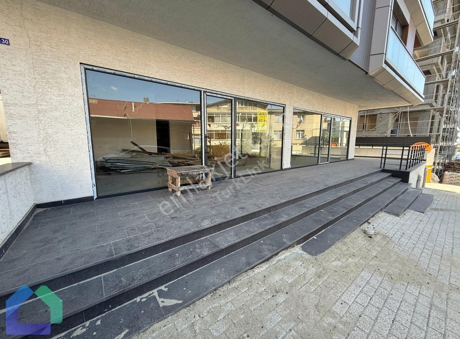 Camlıca Camii Hemen Yanında 470 M² Satılık Dükkan - Görsel 2