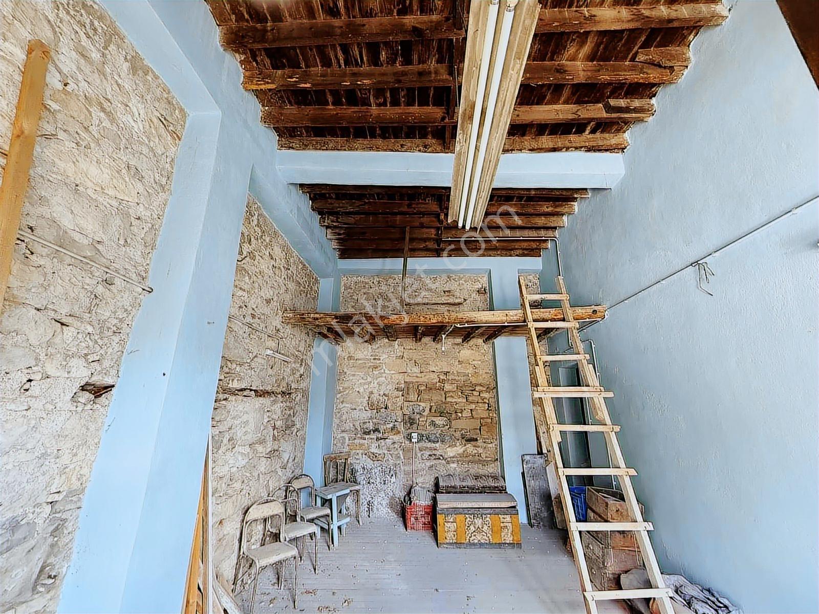 Urla Malgaca Pazarı'nda Taş Binada Kiralik İşyeri - Görsel 20