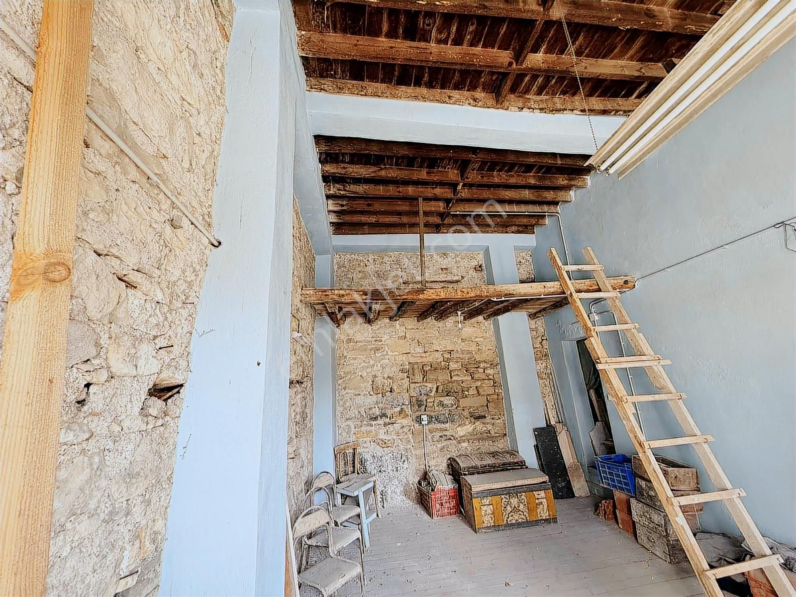 Urla Malgaca Pazarı'nda Taş Binada Kiralik İşyeri - Görsel 14
