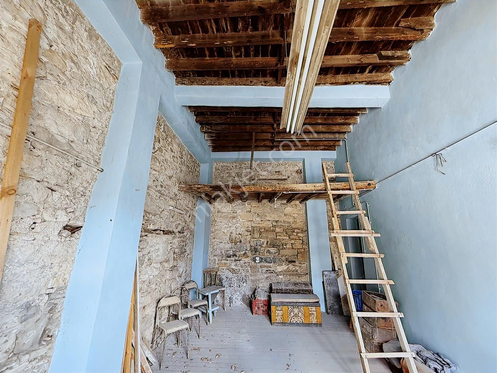 Urla Malgaca Pazarı'nda Taş Binada Kiralik İşyeri - Görsel 5