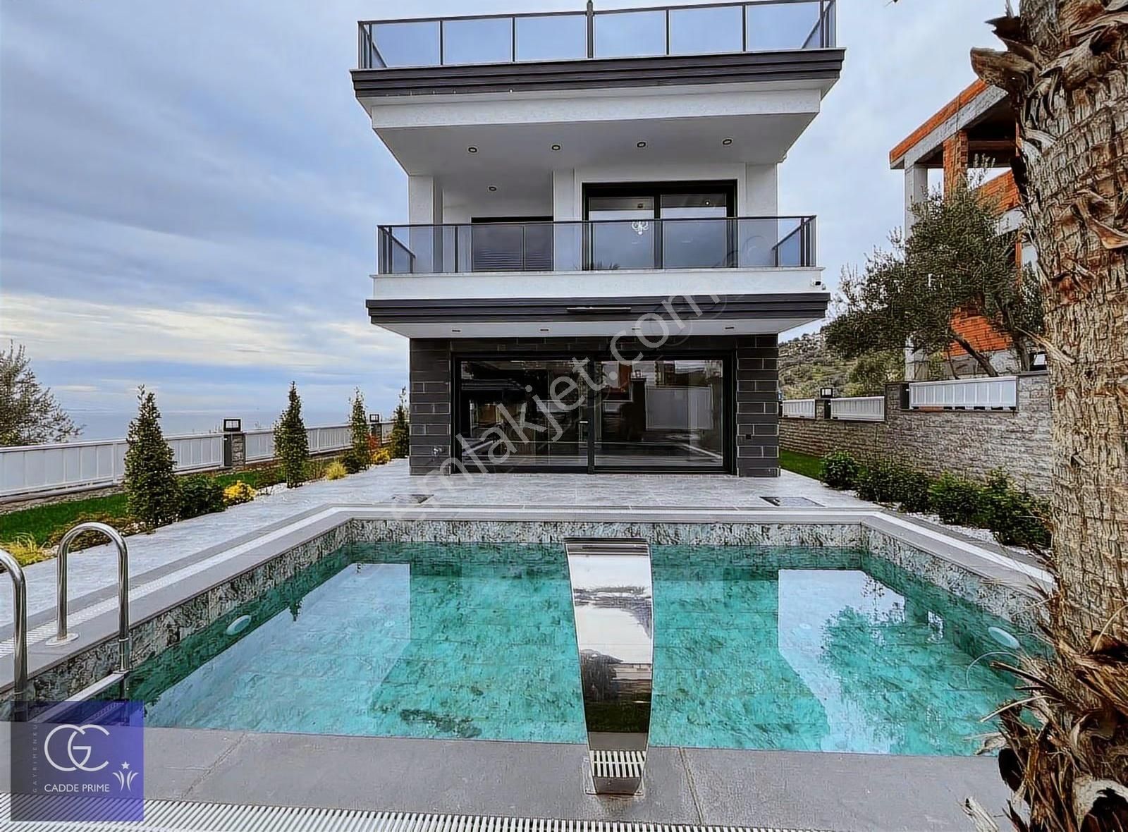 Cadde'den Tam Mustakil 5+1 Havuzlu Deniz Manzaralı Eşsiz Villa