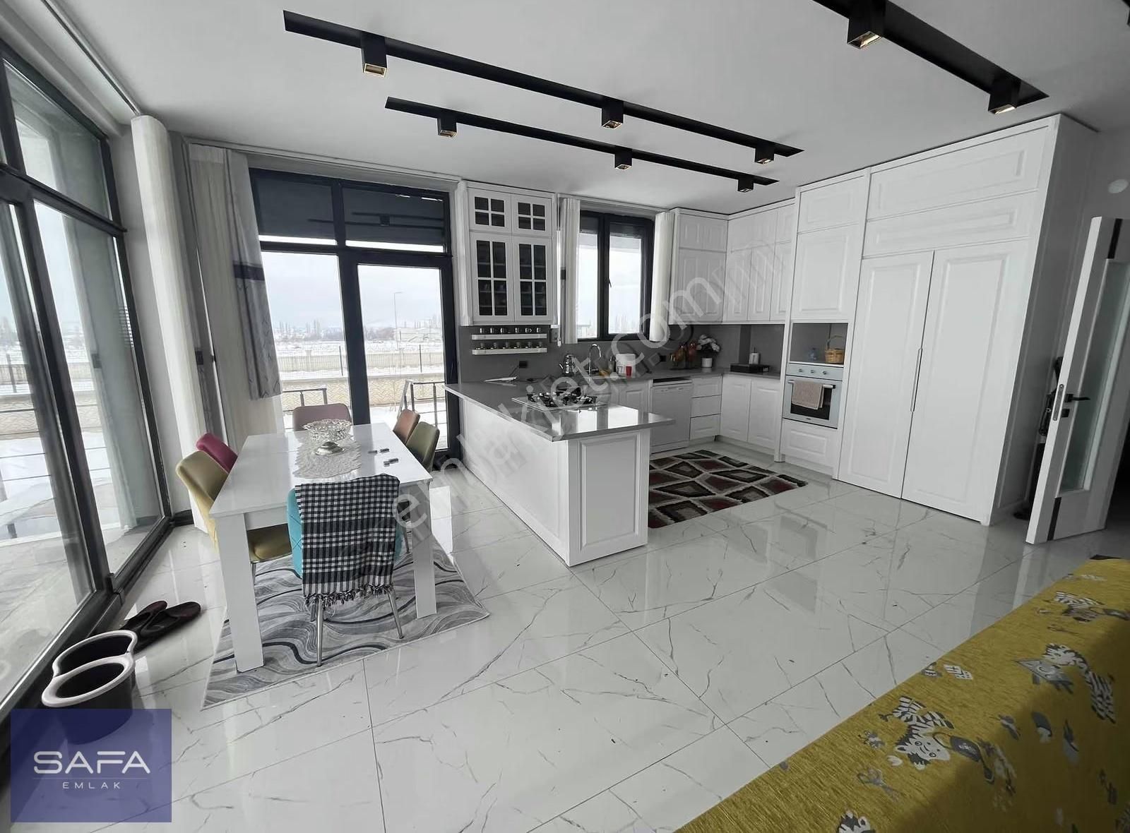 Safa Emlak'tan Güneşlide Satılık Lüks Villa - Görsel 18