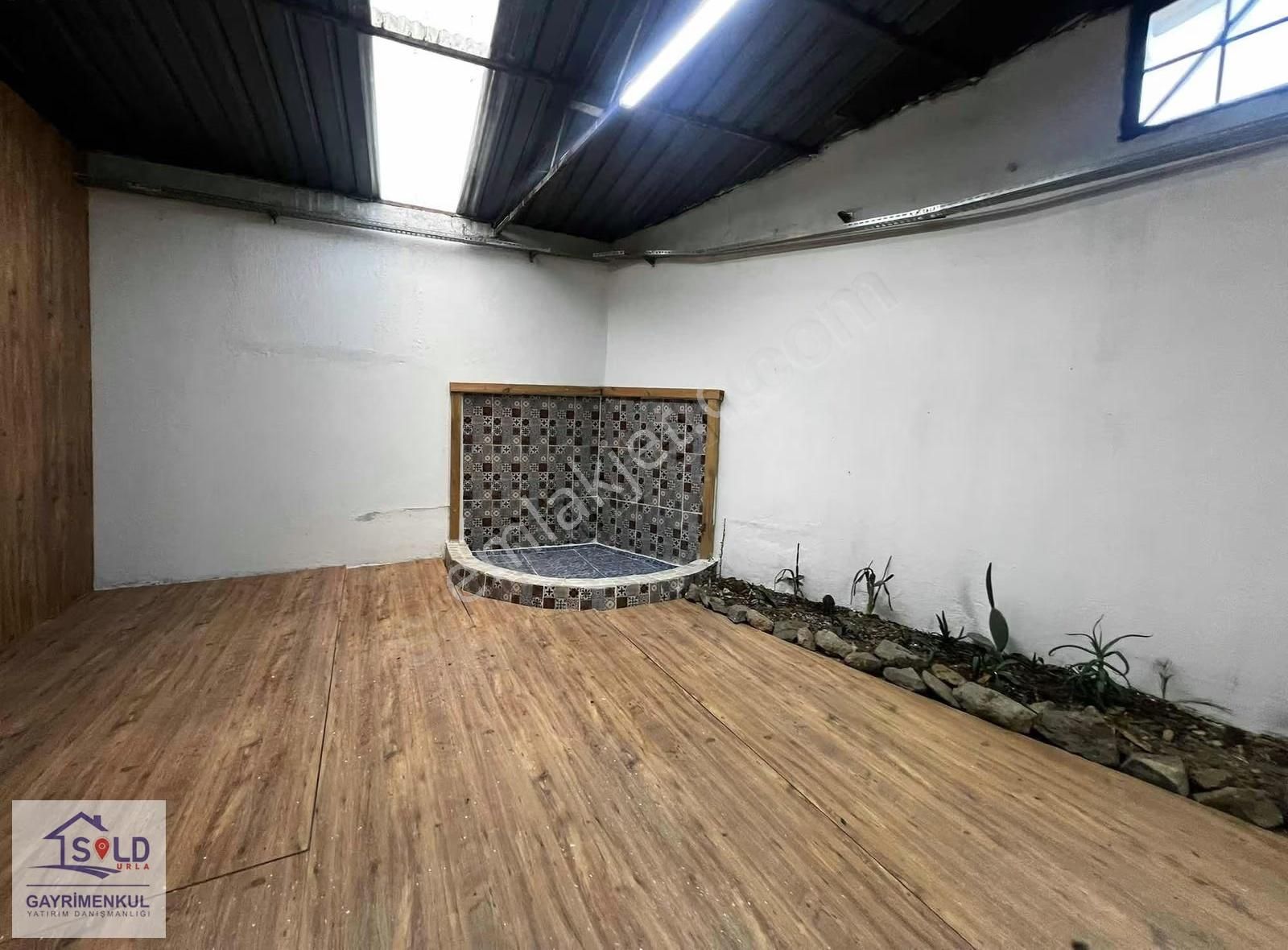 Sold Urla'dan Sahilevleri'nde Kiralık İş Yeri