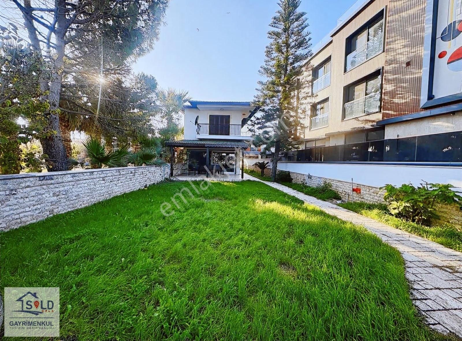 Urla Çeşmealtı Sahilde Denize Sıfır Satılık Müstakl Villa - Görsel 17