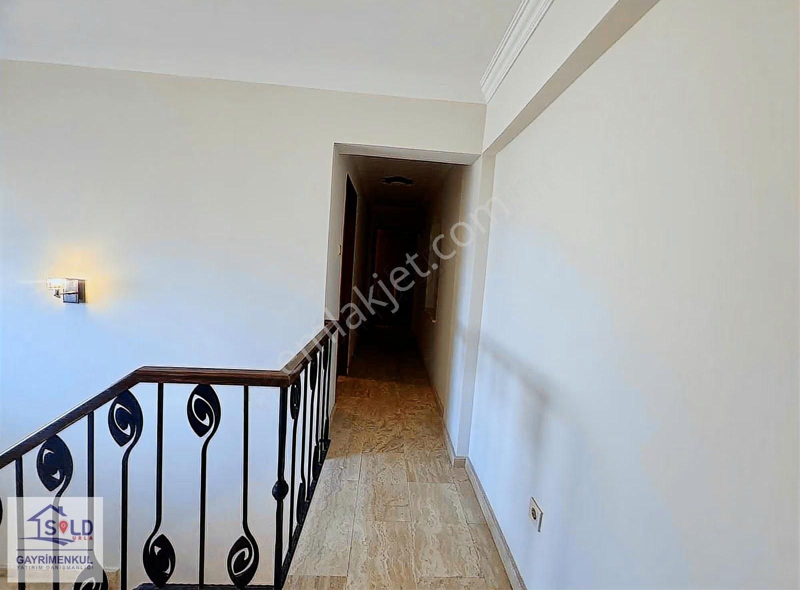 Urla Çeşmealtı Sahilde Denize Sıfır Satılık Müstakl Villa - Görsel 21