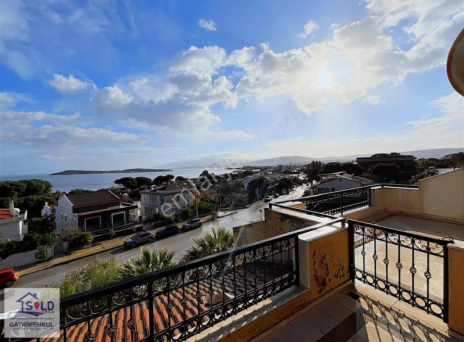 Urla İskele Müthiş Lokasyon Full Deniz Manzaralı Satılık Villa