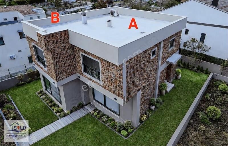 Urla Atatürk Mahallesi'nde 3+1 Satılık Villa