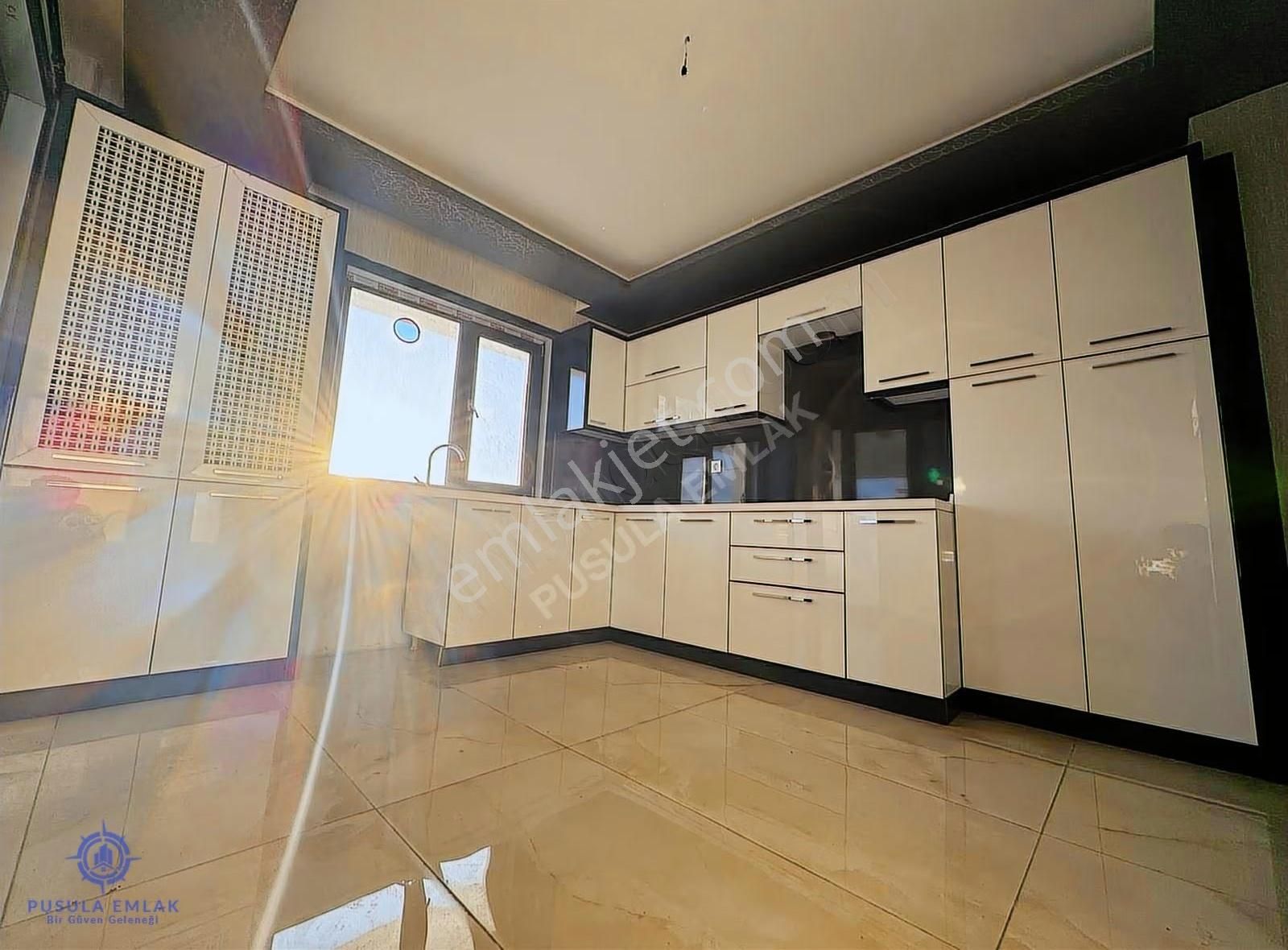 Ｐｕｓｕｌａ Ｅｍｌａｋ'ｄａｎgüneşevlerde Site İçerisinde Manzaralı 4+1 Daire