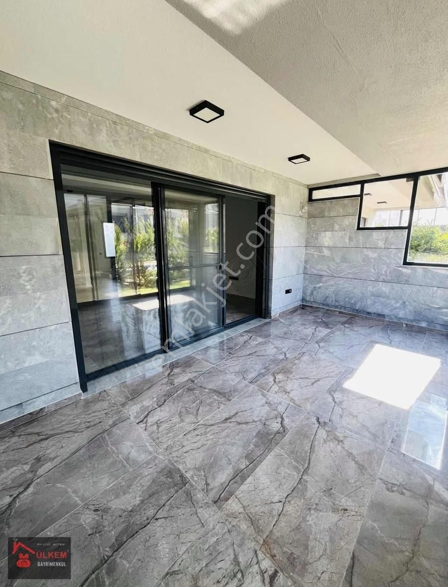 Denize Yakın Havuzlu 3+1 Nezih Konumda Villa - Görsel 24