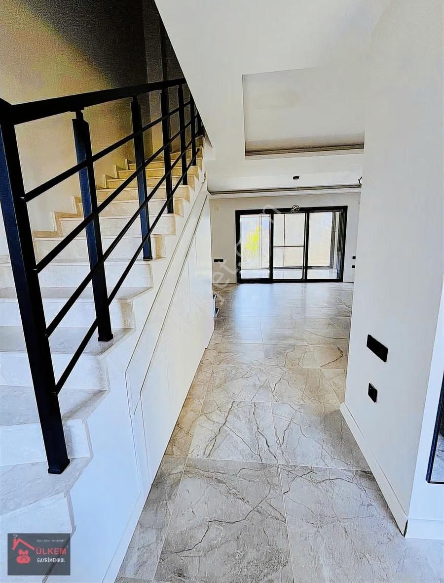 Denize Yakın Havuzlu 3+1 Nezih Konumda Villa - Görsel 4