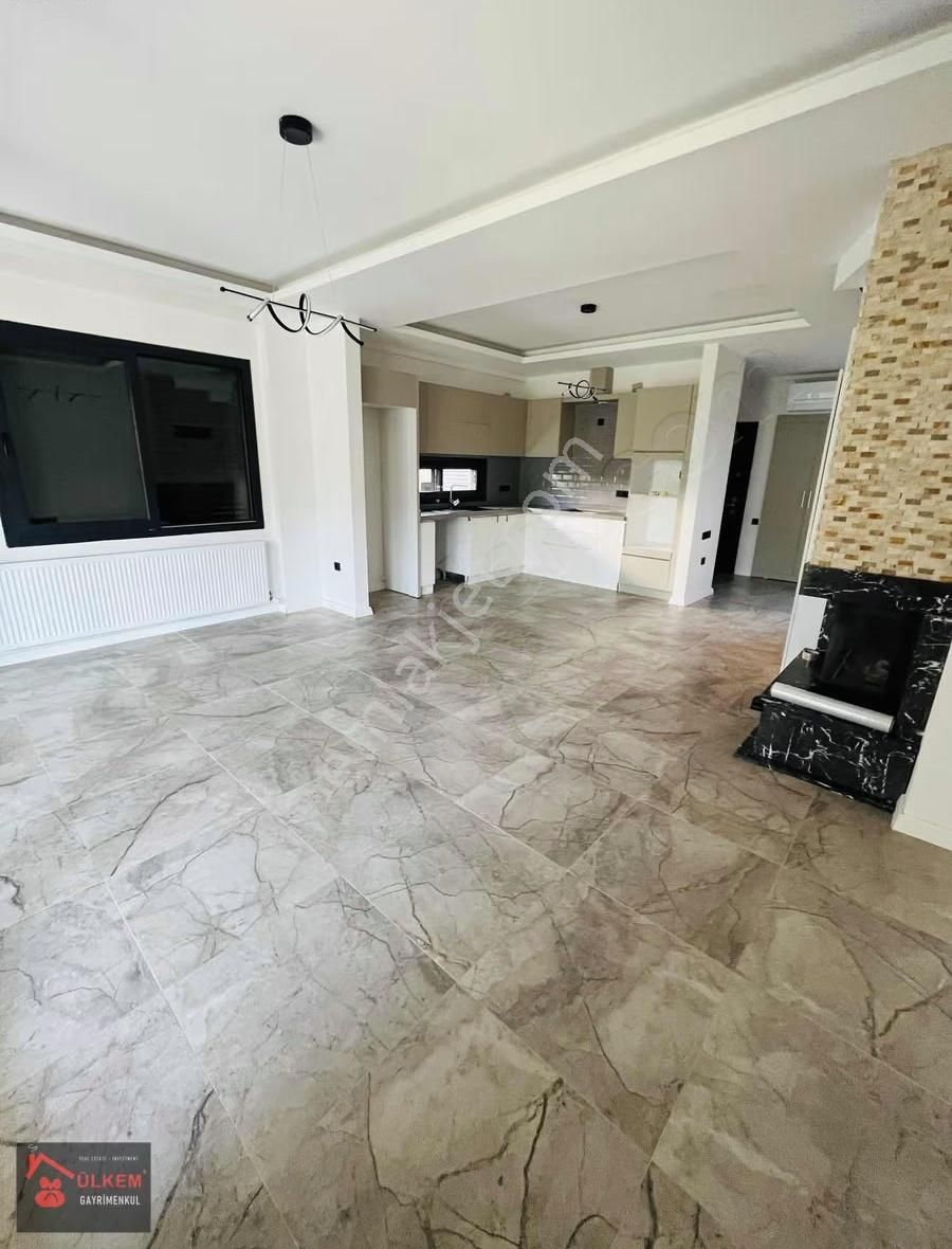 Denize Yakın Havuzlu 3+1 Nezih Konumda Villa - Görsel 3