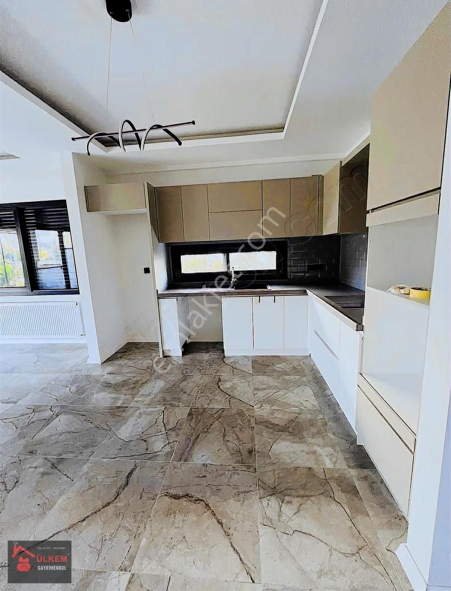 Denize Yakın Havuzlu 3+1 Nezih Konumda Villa - Görsel 23