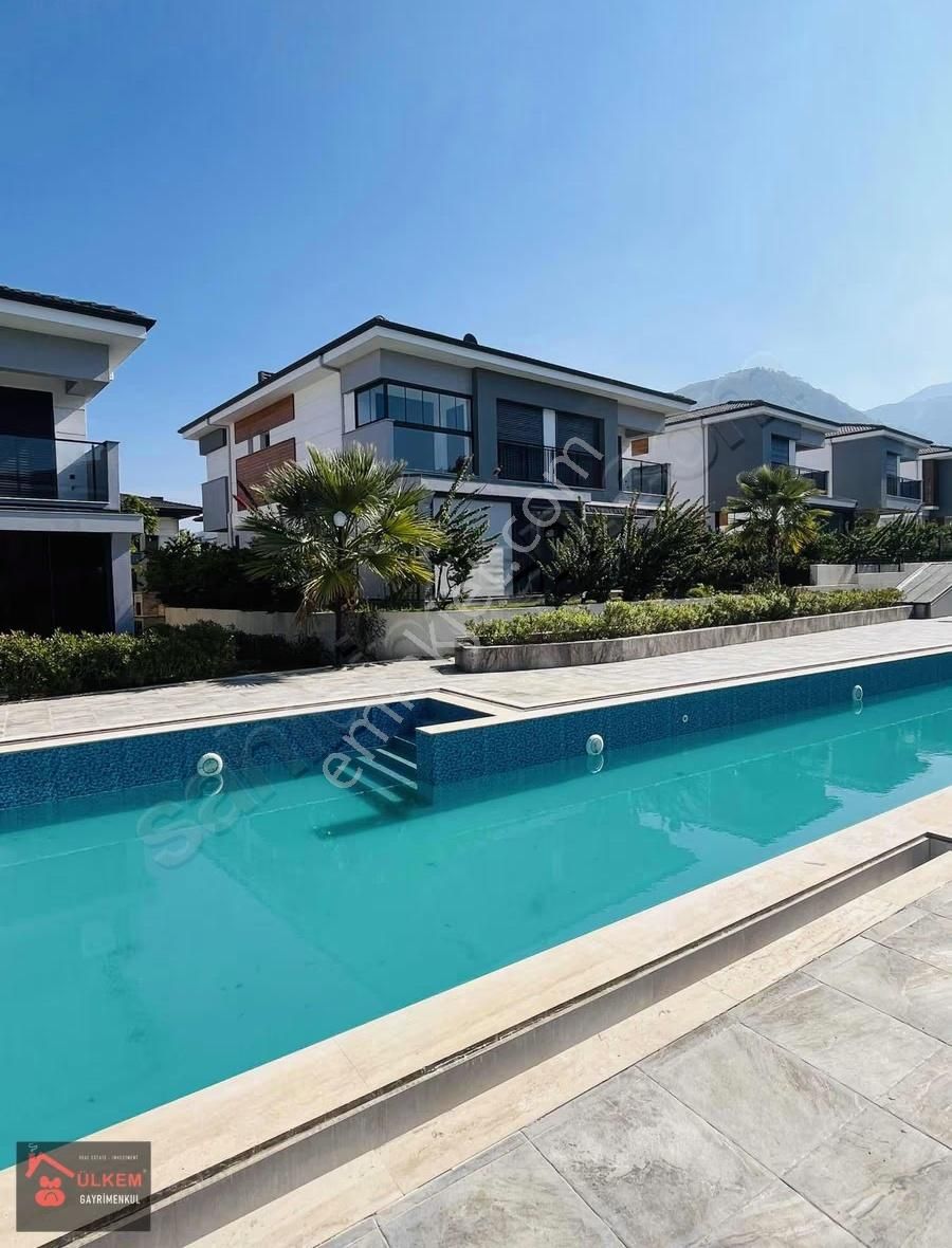 Denize Yakın Havuzlu 3+1 Nezih Konumda Villa - Görsel 19