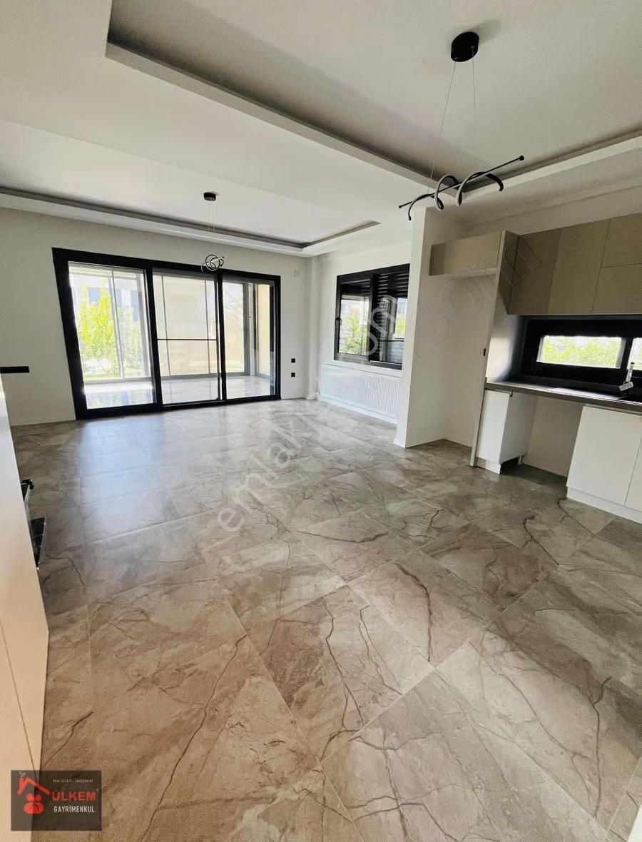 Denize Yakın Havuzlu 3+1 Nezih Konumda Villa - Görsel 35