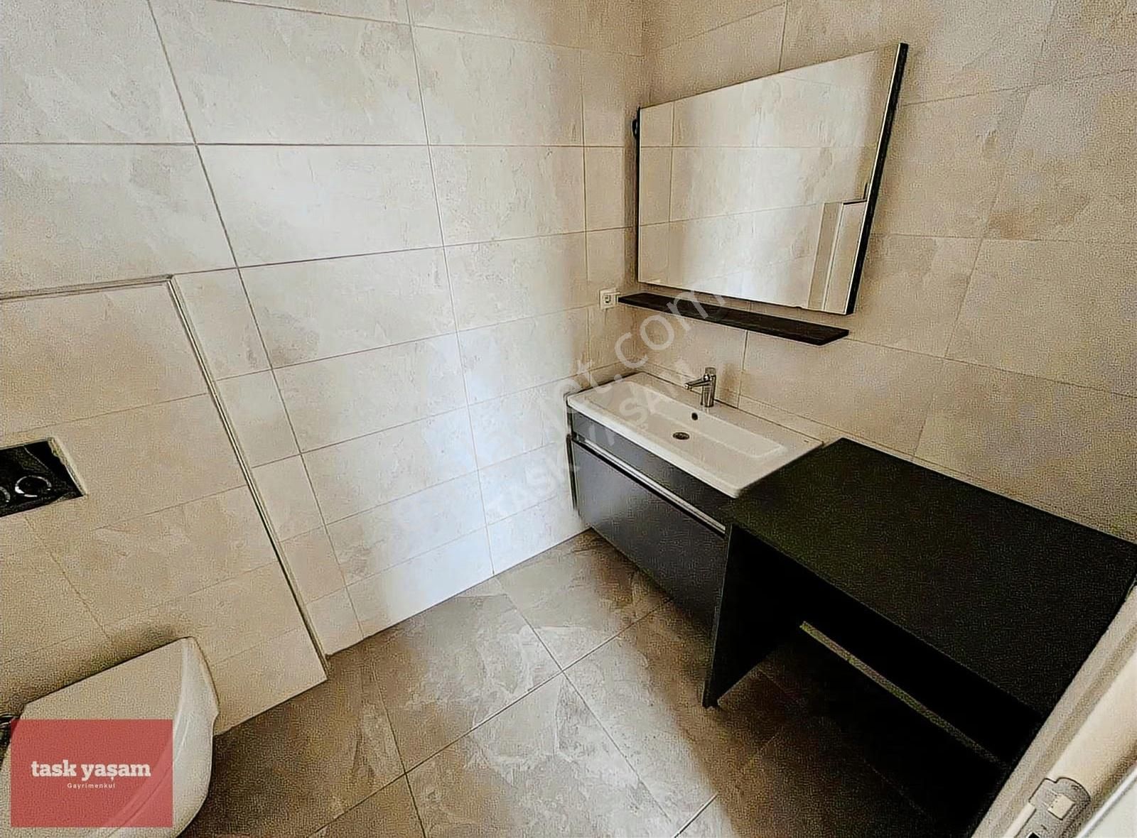 İçerenköyün Nezih Lokasyonunda Ferah 3+1 Otoparklı Daire - Görsel 22