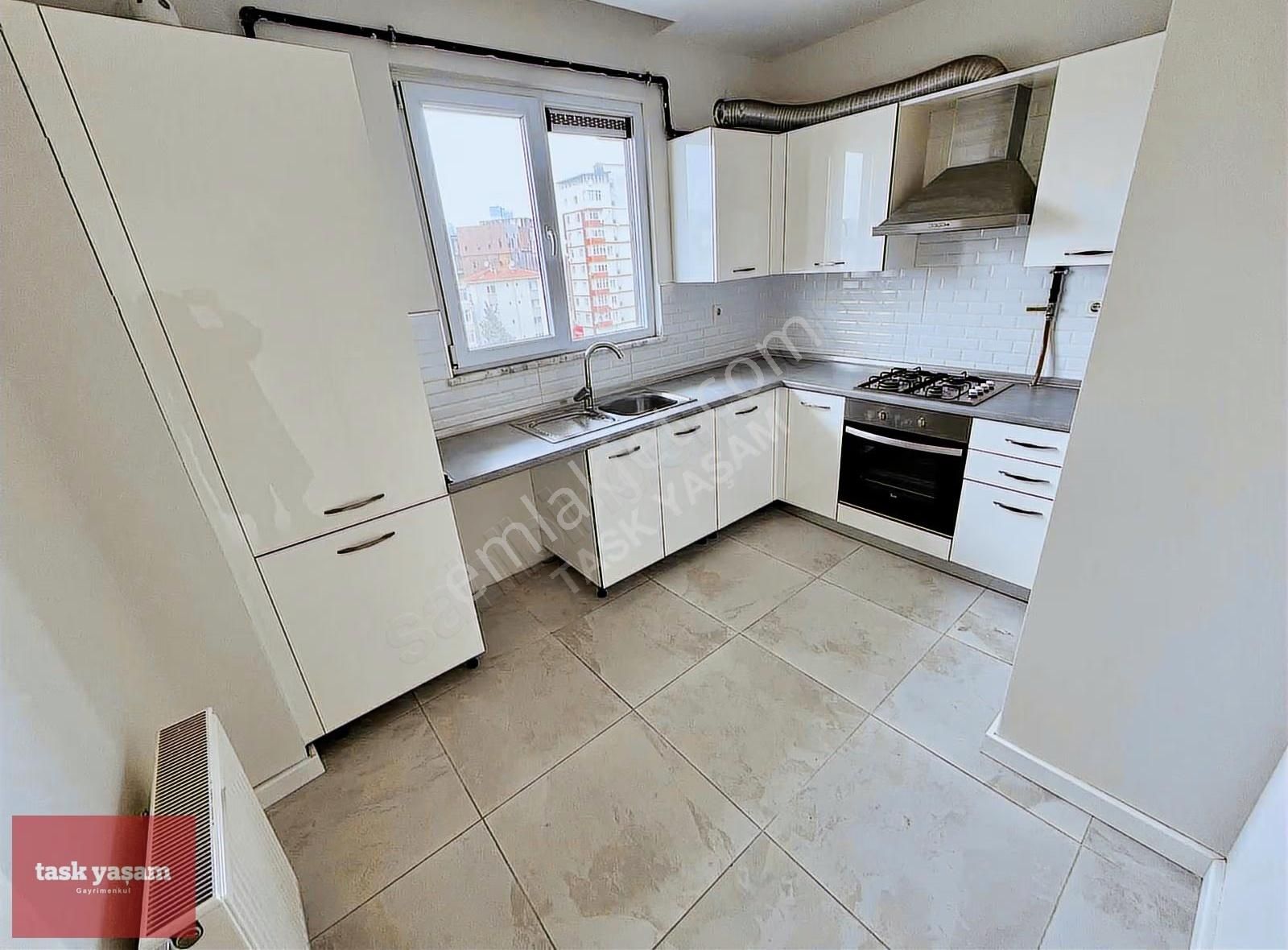 İçerenköyün Nezih Lokasyonunda Ferah 3+1 Otoparklı Daire - Görsel 15