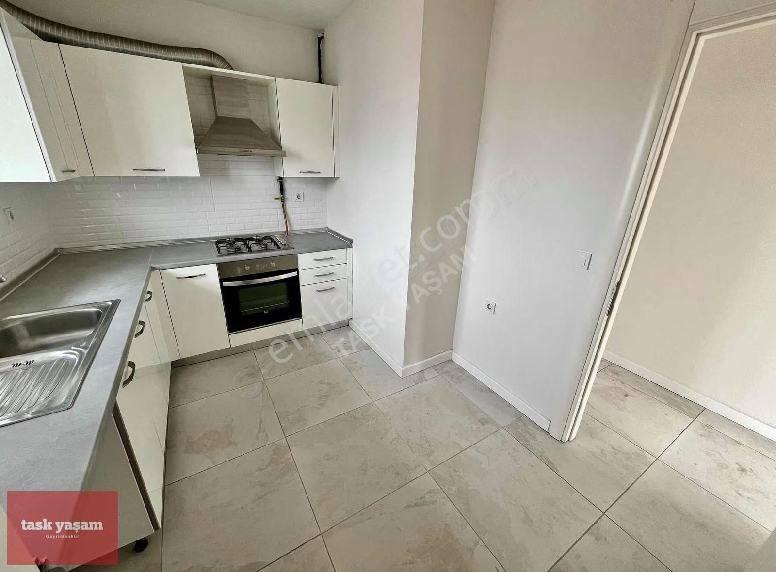 İçerenköyün Nezih Lokasyonunda Ferah 3+1 Otoparklı Daire - Görsel 2