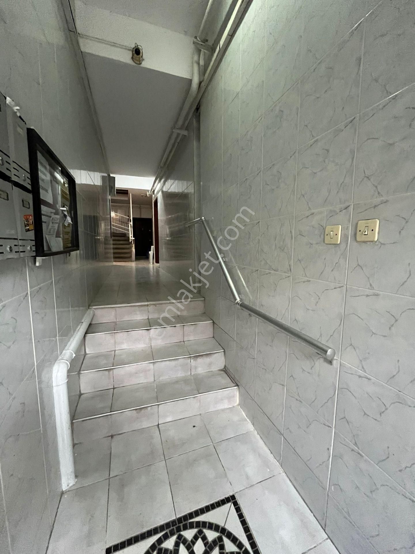 Asil'den Üçkuyularda Cadde Yanı 2+1 Otoparklı Temiz Daire - Görsel 22