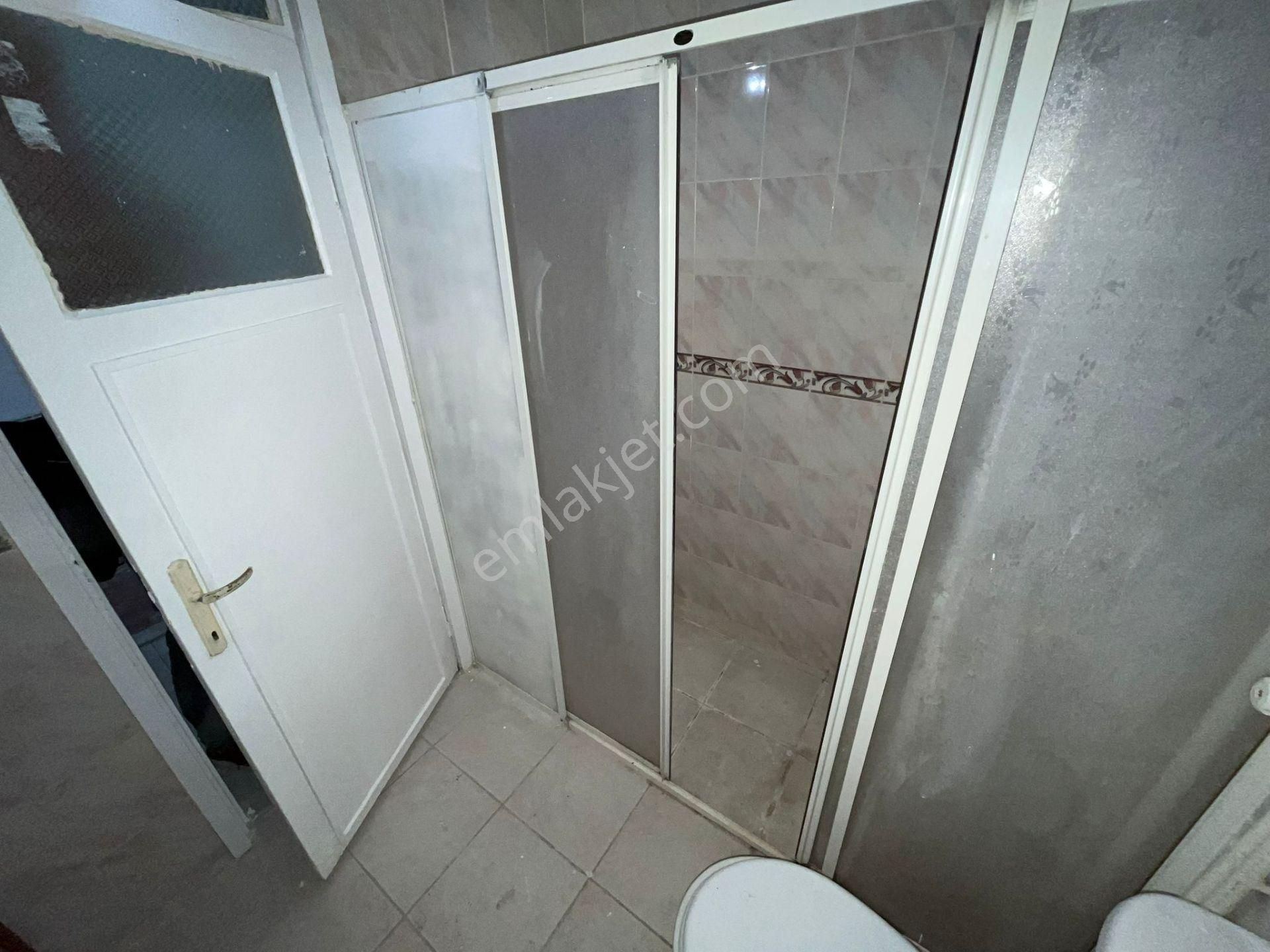 Asil'den Üçkuyularda Cadde Yanı 2+1 Otoparklı Temiz Daire - Görsel 13