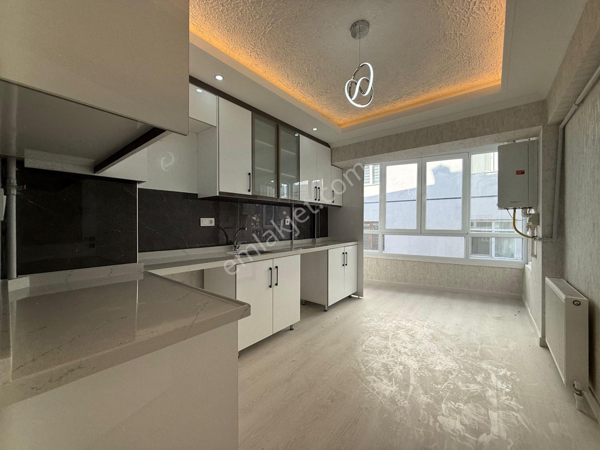 İncirli'de Merkezi Konum Ara Katta Lüx Yapılı Manzaralı 3+1 Daire