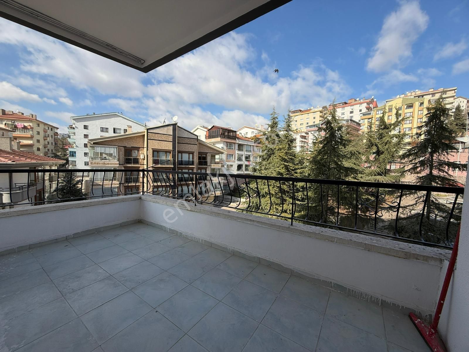 İncirli Barışyolu Caddesi'nde Ara Katta Geniş Çift Balkon 3+1 Daire - Görsel 2