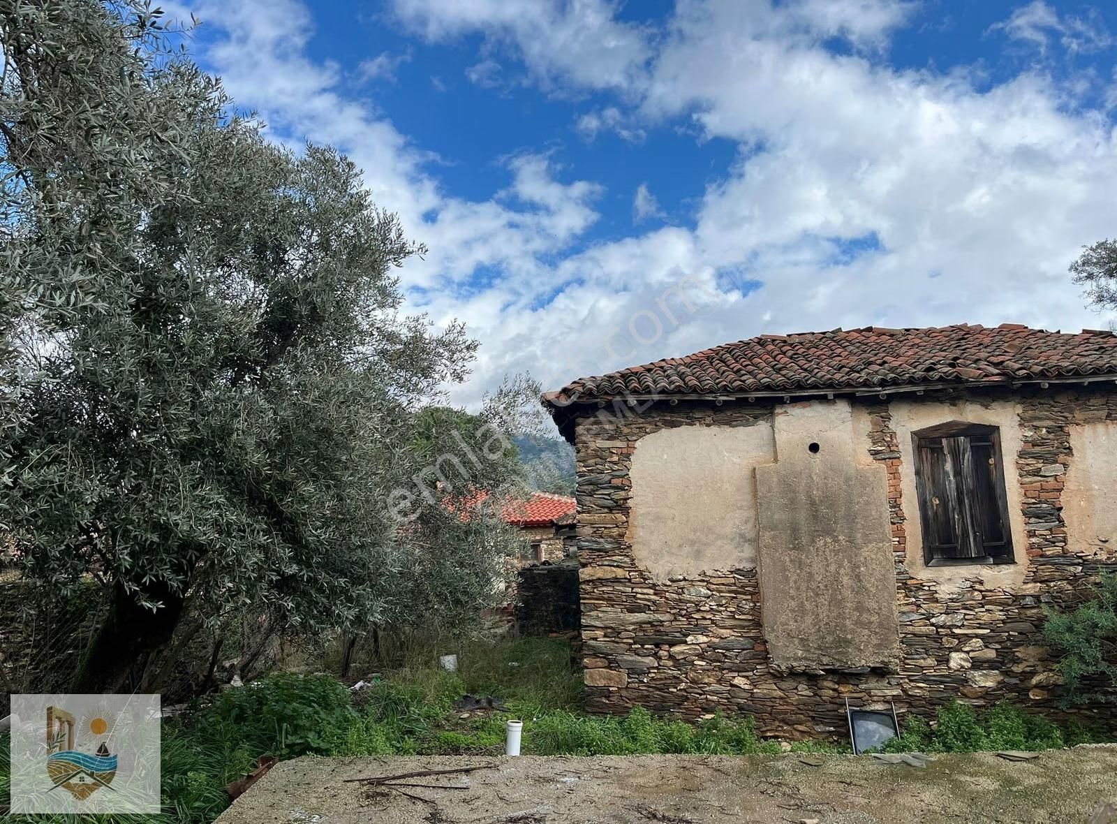 Muğla Milas Derince'de, Elektrik Su Aboneliği Olan Kargir Ev - Görsel 11