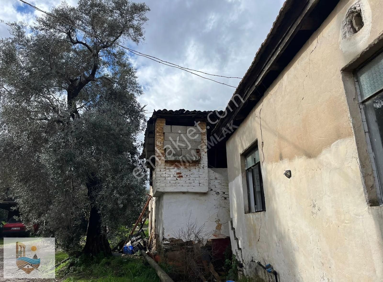 Muğla Milas Derince'de, Elektrik Su Aboneliği Olan Kargir Ev - Görsel 6