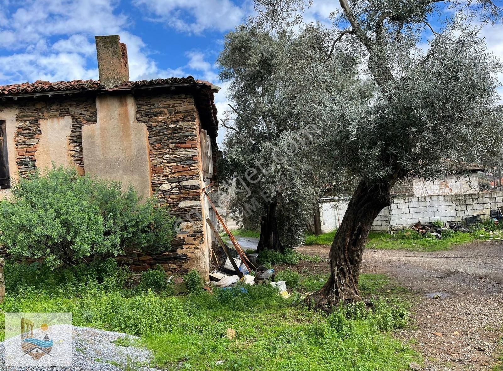 Muğla Milas Derince'de, Elektrik Su Aboneliği Olan Kargir Ev