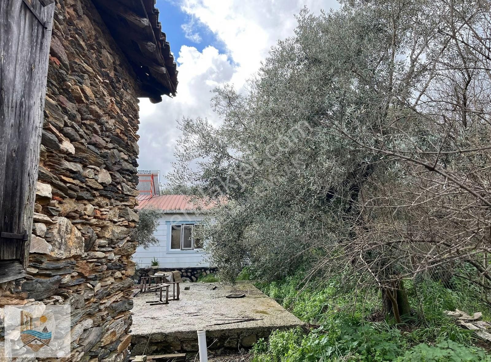 Muğla Milas Derince'de, Elektrik Su Aboneliği Olan Kargir Ev - Görsel 8