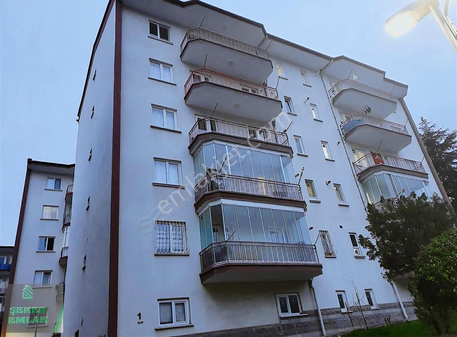 Şeker Emlak'tan Batıkent'te Satılık Site Dairesi