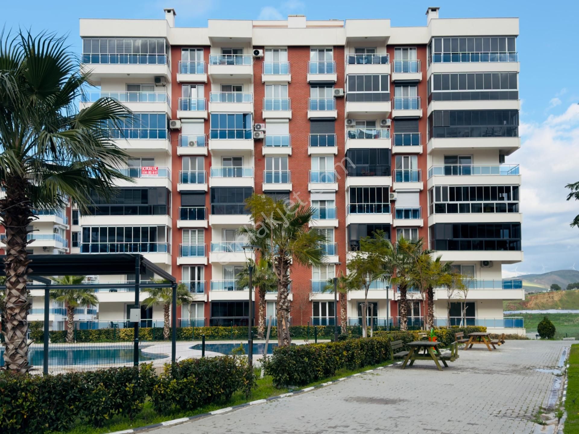 Flora Park Evleri Sitesinde Havuz Cepheli 3+1 Kiralık Arakat Köşe Daire - Görsel 3