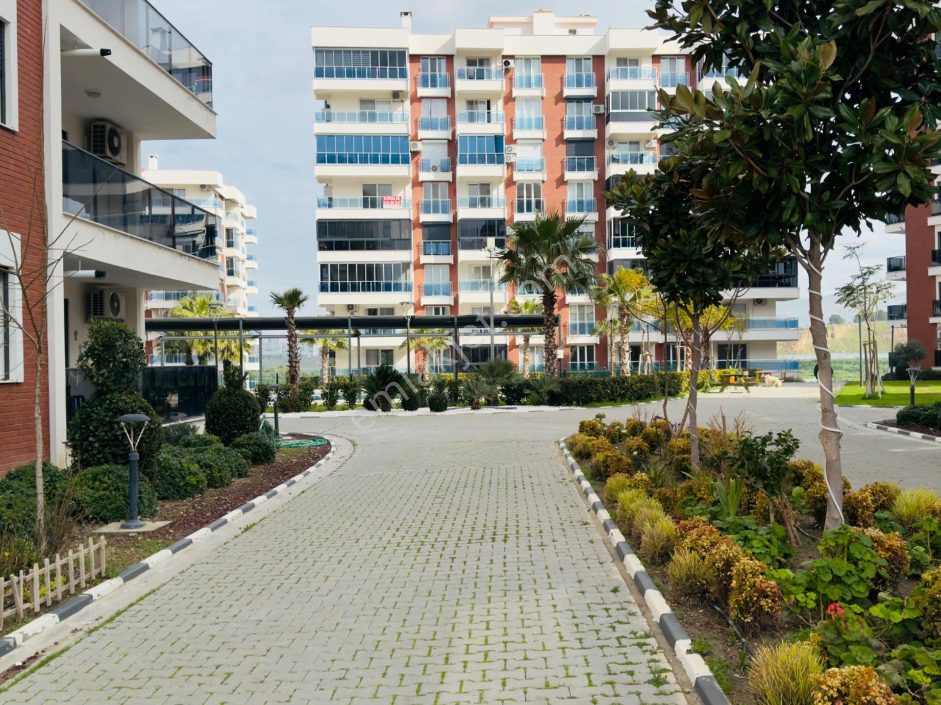 Flora Park Evleri Sitesinde Havuz Cepheli 3+1 Kiralık Arakat Köşe Daire - Görsel 2