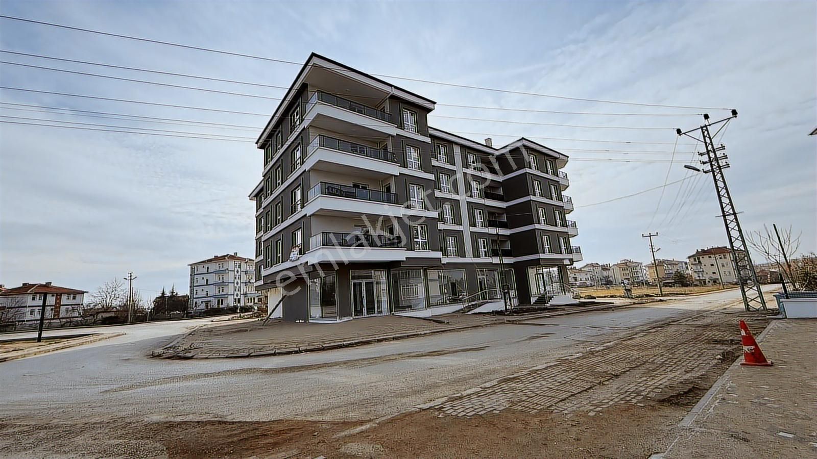 Cumhuriyet İlkokulu Ve Park Karşısında Lüks Yapılı 2+1 Daire