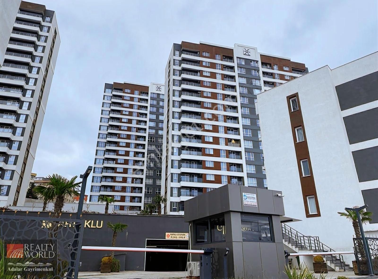 Kartal Ells Sitesinde Satılık Deniz Manzaralı Boş 3+1 Daire