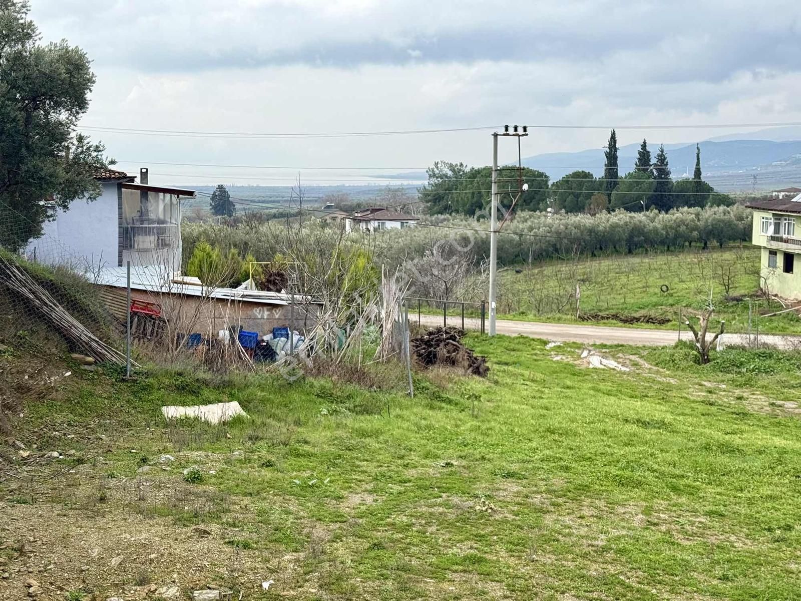 İznik Ömerli'de Köy Girişinde Göl Manzaralı 712 M2 İmarlı Arsa