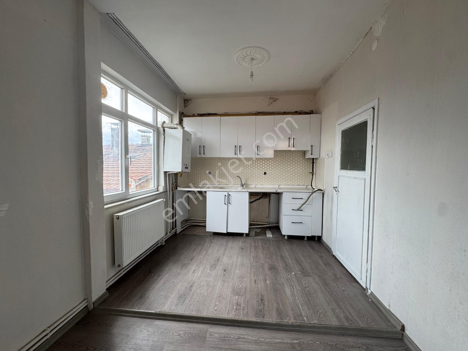 600 Evlerde Daire İçi Yenilenmiş 2+1 Üç Katlı Binanın 3. Katı