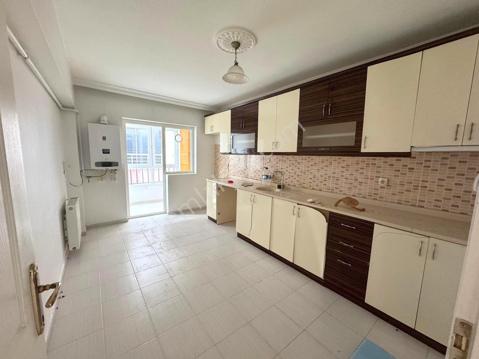 (1159) Keçiören Atapark Mahallesinde Cadde Üzerinde 2.orta Katta 3+1 Satılık Boş Daire