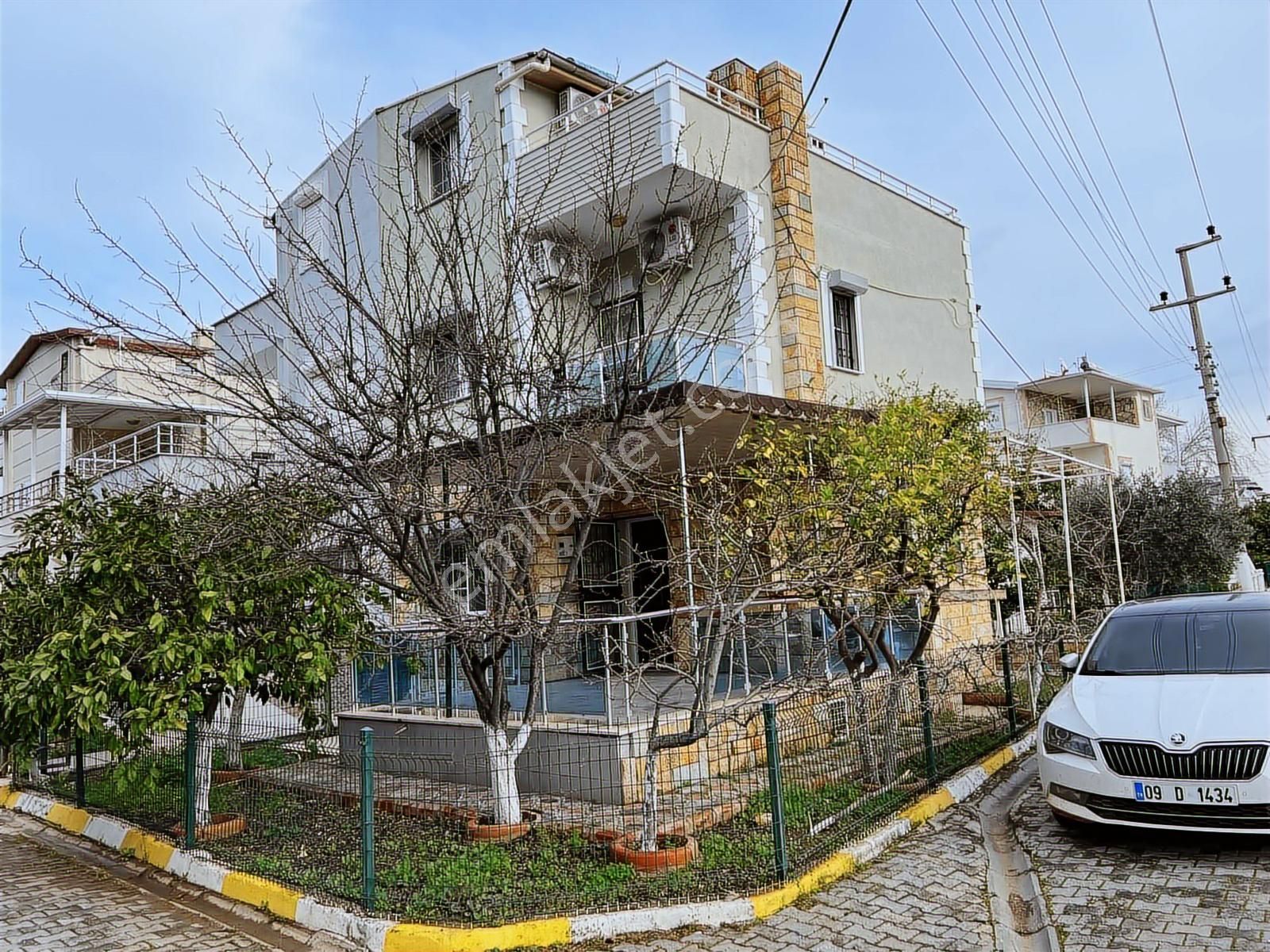 Havuzlu Site İçerisinde Denize Yakın Köşe 3+1 Tripleks Villa