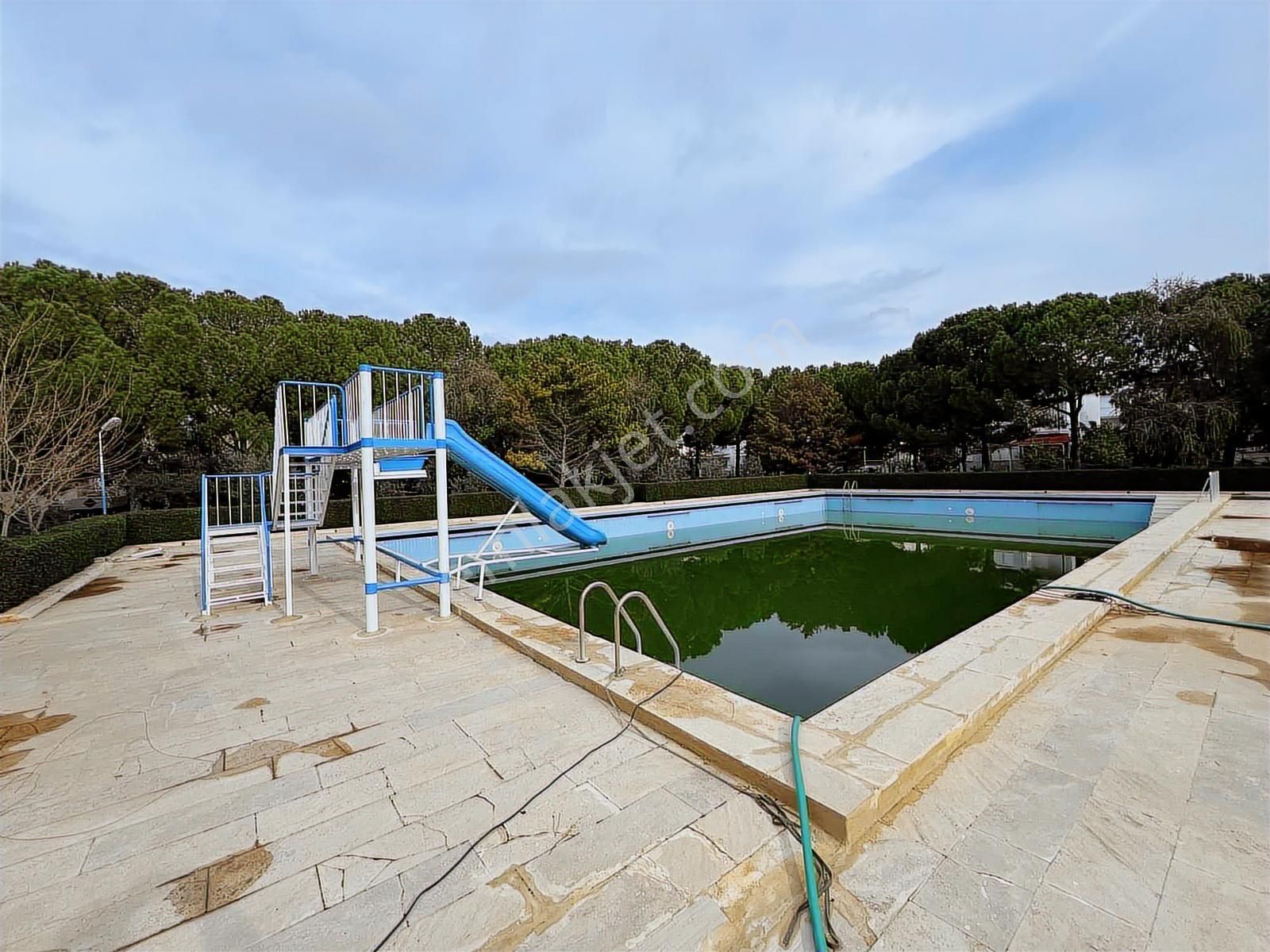 Havuzlu Site İçerisinde Denize Yakın Köşe 3+1 Tripleks Villa - Görsel 14