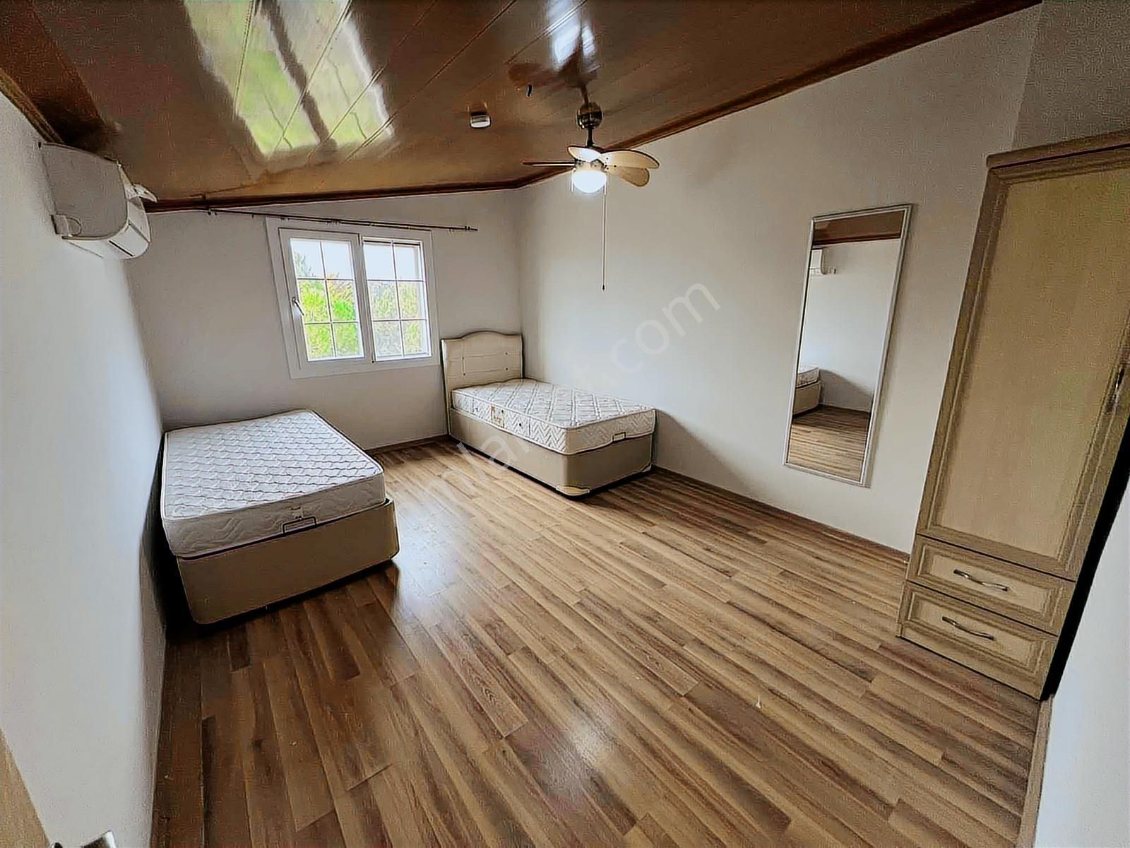 Havuzlu Site İçerisinde Denize Yakın Köşe 3+1 Tripleks Villa - Görsel 11